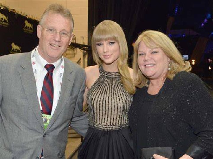Exploring The Dynamics Of Taylor Swift's Parents Remarrying