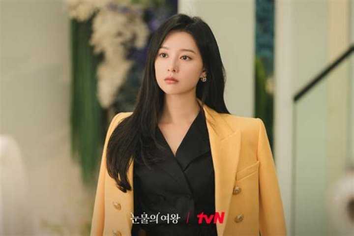 Kim Ji-won's Dating Life Unveiled: Who Holds The Actor's Heart?