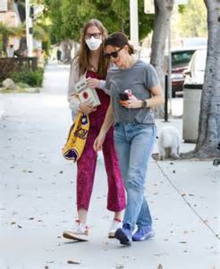Most Captivating Violet Affleck Masks For An Enchanting Look